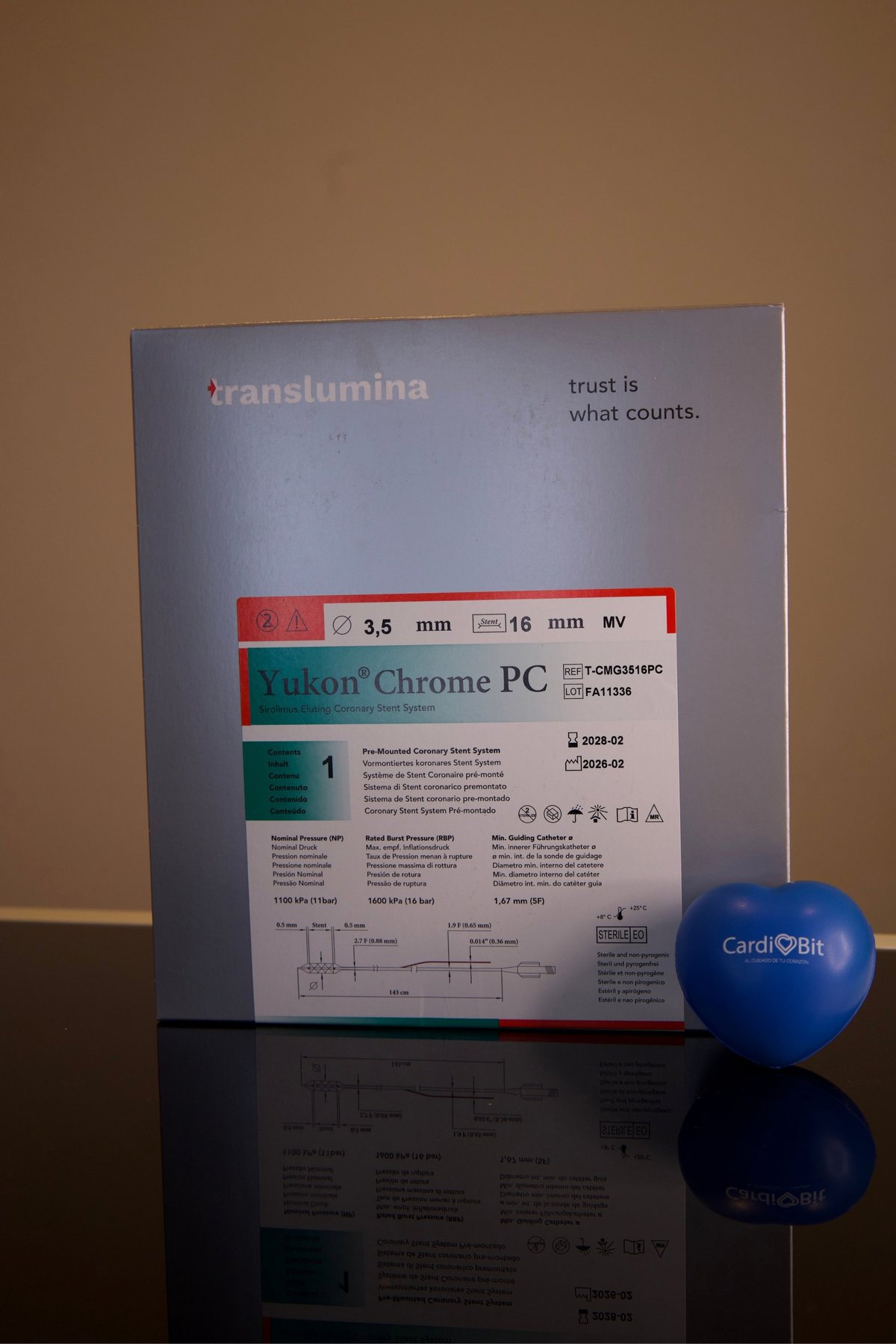 Caja de empaque del Yukon Chrome PC (sirolimus-eluting coronary stent system, Ø 3.5 mm, stent 16 mm) de Translumina junto a stressball azul de CardioBit