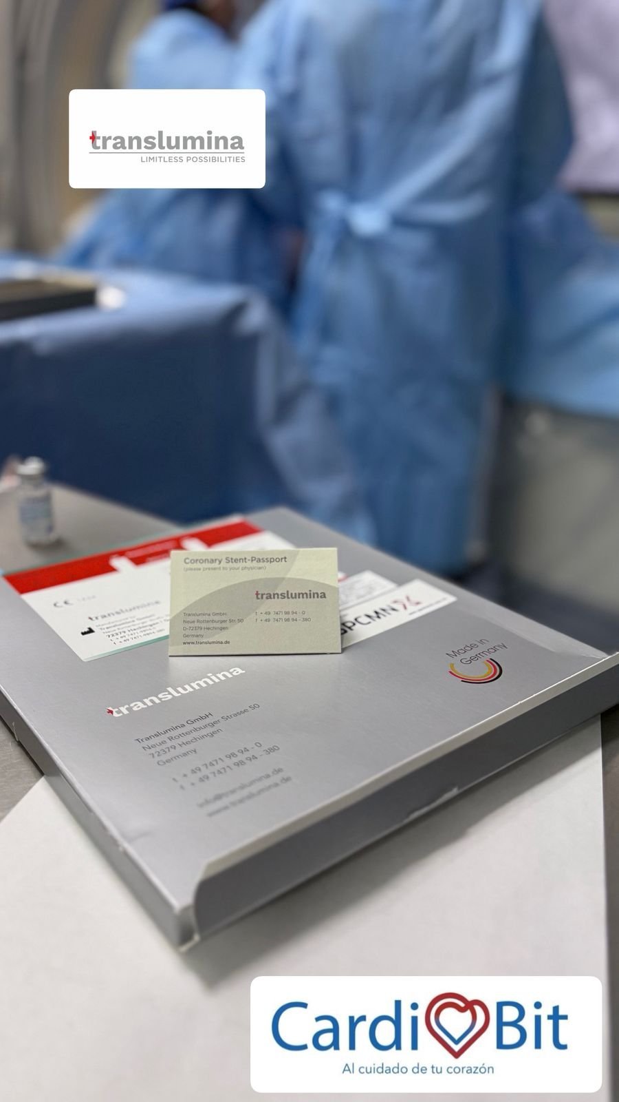 Materiales corporativos de Translumina — brochure y tarjetas de presentación — sobre la mesa, con profesional de CardioBit al fondo